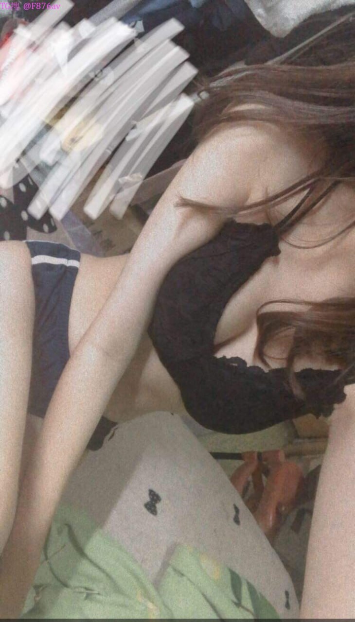 Con trai đang ngồi với em ghệ thì má kế đến và muốn được tham gia chung